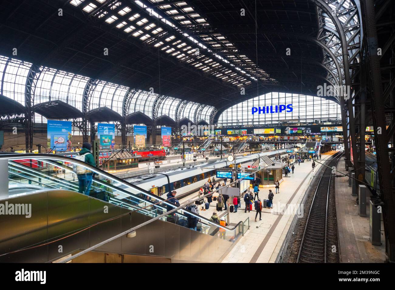 Stazione centrale di Amburgo (Hauptbahnhof), vista dell'atrio della stazione e dei binari, Germania Foto Stock