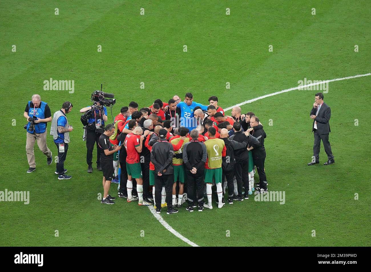 12/14/2022, al Bayt Stadium, Doha, QAT, Coppa del mondo FIFA 2022, semifinali, Francia vs Marocco, nella foto la squadra marocchina è delusa dalla sconfitta contro la Francia. Foto Stock