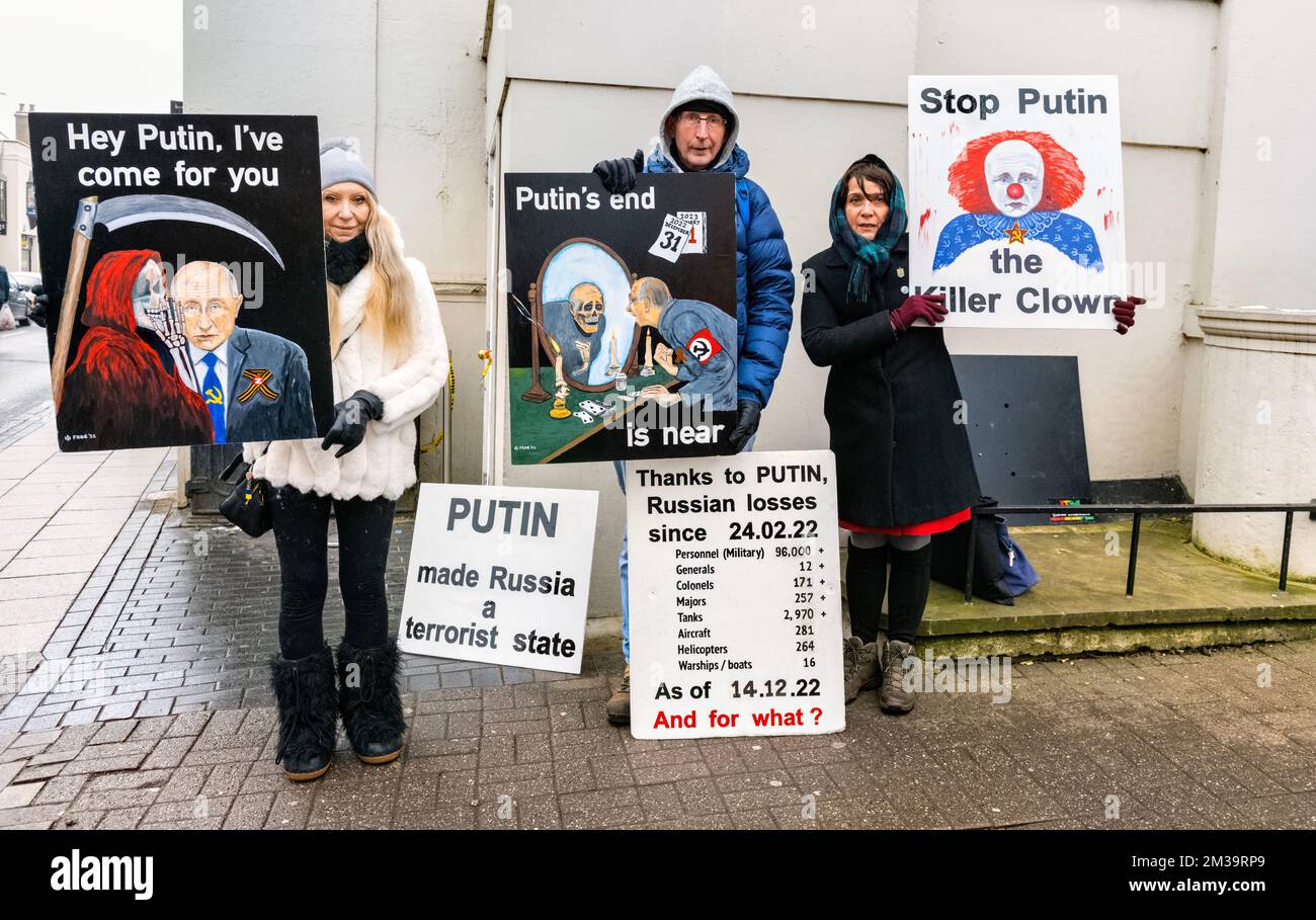 Putin Ucraina invasione - fermare Putin manifestanti con cartelloni St. Albans Hertfordshire Regno Unito Dicembre 2022 Foto Stock