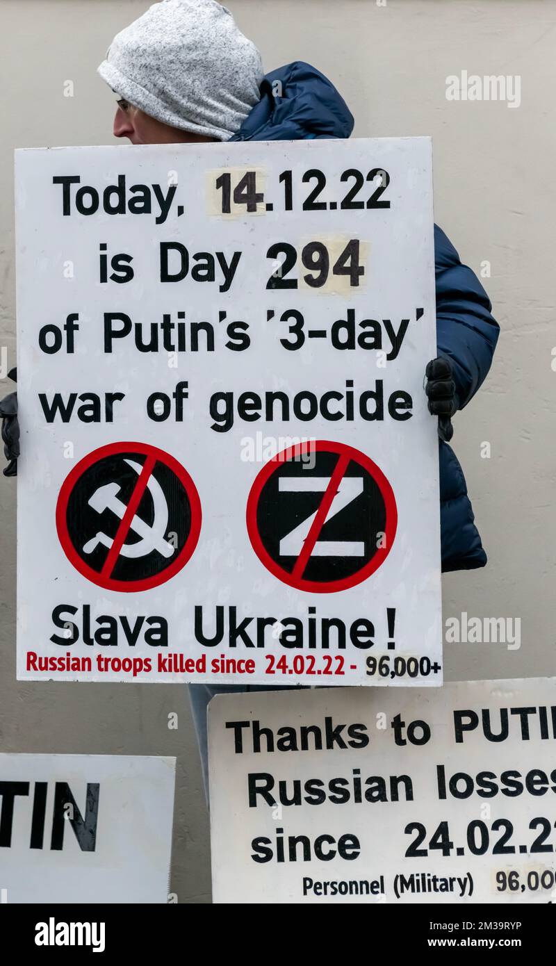 Putin Ucraina invasione - fermare Putin manifestanti con cartelloni St. Albans Hertfordshire Regno Unito Dicembre 2022 Foto Stock