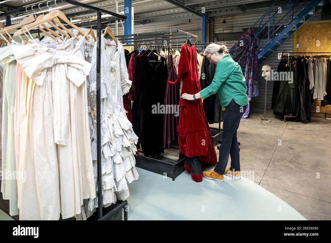 L'immagine mostra la preparazione per la vendita del costume di 'De Munt - de la Monnaie' a Bruxelles venerdì 06 maggio 2022. Costumi di varie produzioni Munt come Tannhauser, Aida, Foxie e Lucrezia Borgia. BELGA FOTO HATIM KAGHAT Foto Stock