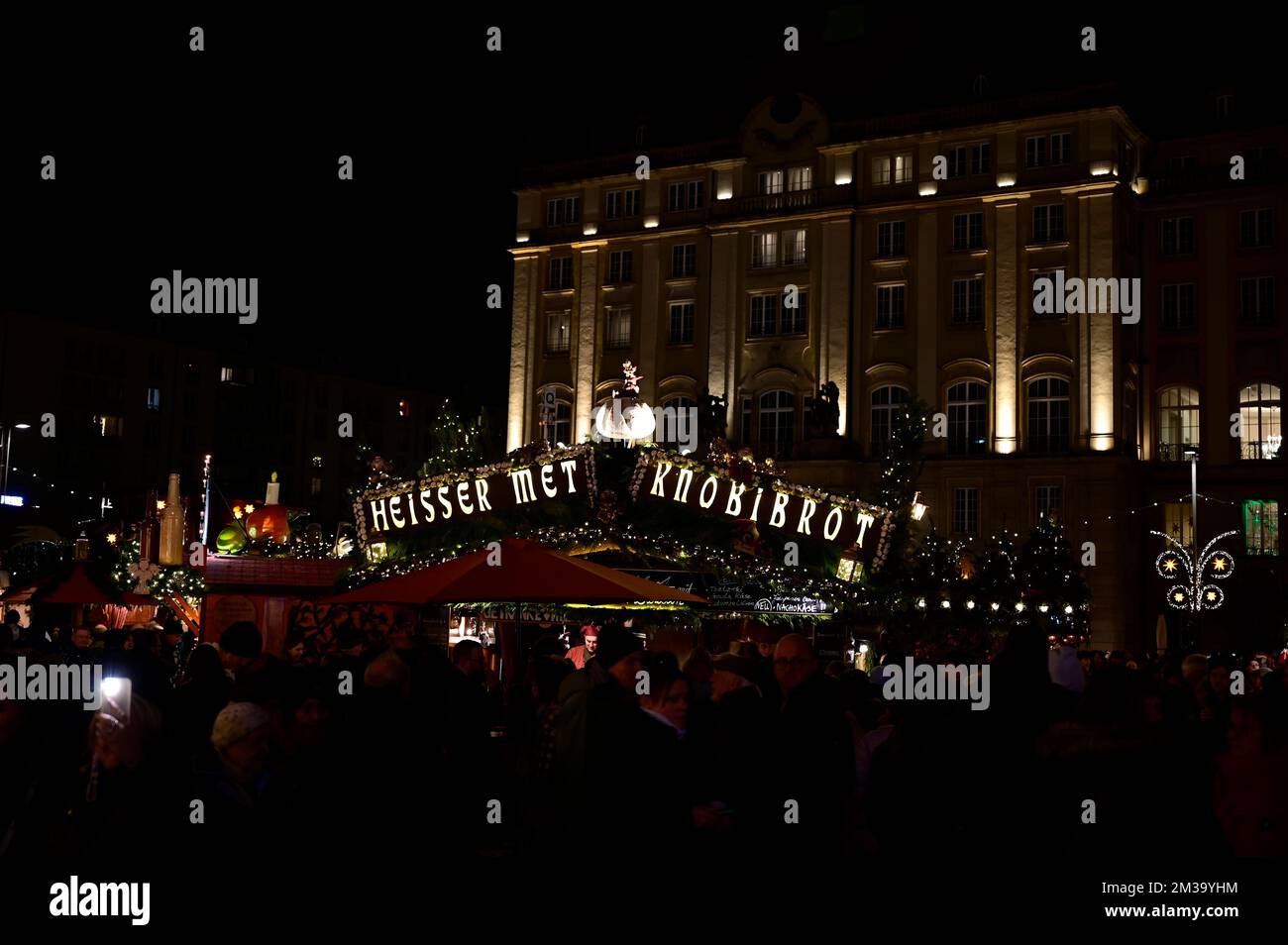 Der 588. Dresdner Striezelmarkt auf dem Altmarkt. Der Striezelmarkt ist der älteste Weihnachtsmarkt Deutschlands. Dresda, 09.12.2022 Foto Stock