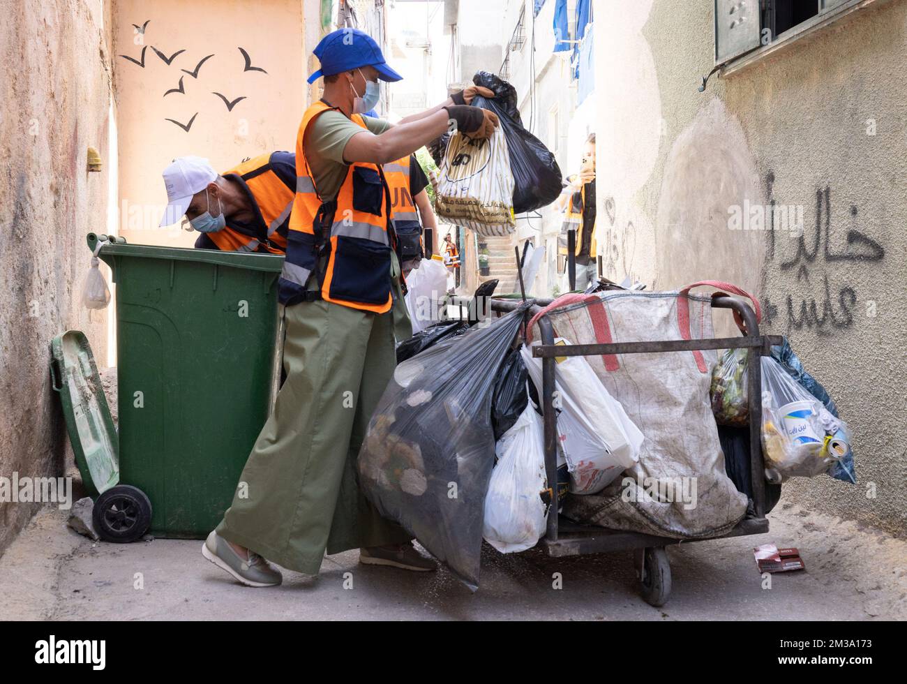 Il Ministro per la cooperazione allo sviluppo Meryame Katir ha illustrato come aiuta i lavoratori a pulire le strade e a raccogliere rifiuti, durante una visita al campo di Aida, a Betlemme, il terzo giorno della visita del Ministro per la cooperazione allo sviluppo e la politica urbana Katir nei territori palestinesi, mercoledì 11 maggio 2022. Kitir visiterà la Palestina dal 09 al 13 maggio. In tale occasione richiama l'attenzione sulla necessità di una protezione di alta qualità per i palestinesi che devono vivere sotto l'occupazione e vogliono dare ai giovani e alle donne palestinesi una prospettiva su un futuro più promettente. Durante la sua visita agli occupati Foto Stock