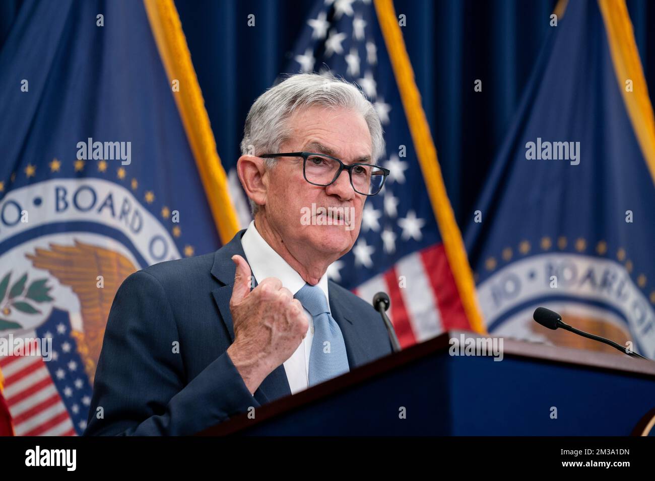 Washington, Stati Uniti. 14th Dec, 2022. STATI UNITI Il presidente della Federal Reserve Jerome Powell partecipa a una conferenza stampa a Washington, DC, Stati Uniti, il 14 dicembre 2022. Gli Stati Uniti La Federal Reserve il mercoledì ha portato i tassi di interesse al loro punto più alto in 15 anni, segnalando che la battaglia della banca centrale contro l'inflazione è lungi dall'essere terminata. Credit: Liu Jie/Xinhua/Alamy Live News Foto Stock