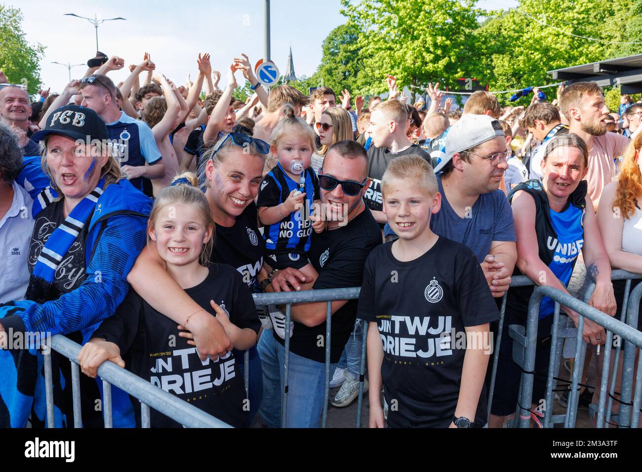 I tifosi del Club sono stati fotografati durante una festa per i tifosi della squadra di calcio belga Club Brugge KV dopo aver vinto il campionato di calcio belga di prima divisione 'Jupiler Pro League', domenica 15 maggio 2022 a Brugge. Oggi Brugge ha vinto al RAFC di Anversa il quinto giorno dei play-off 'Champions'. BELGA FOTO KURT DESPLENTER Foto Stock