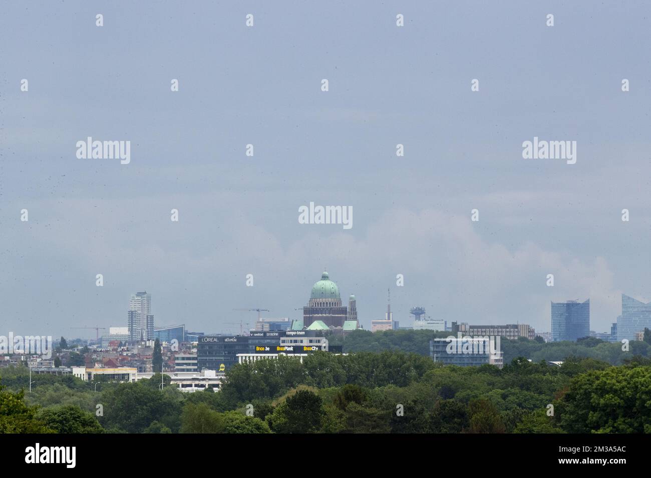 L'immagine mostra una vista su Bruxelles con la Basilica Nazionale del Sacro cuore (Basilique Nationale du Sacre-Coeur de Bruxelles - Nationale Basiliek van het Heilig Hart) (C), presa da Groot-Bijgaarden, Dilbeek, venerdì 20 maggio 2022. I servizi meteorologici avvertirono per codice arancione con forti piogge e tempeste nella parte orientale del paese. FOTO DI BELGA NICOLAS MAETERLINCK Foto Stock