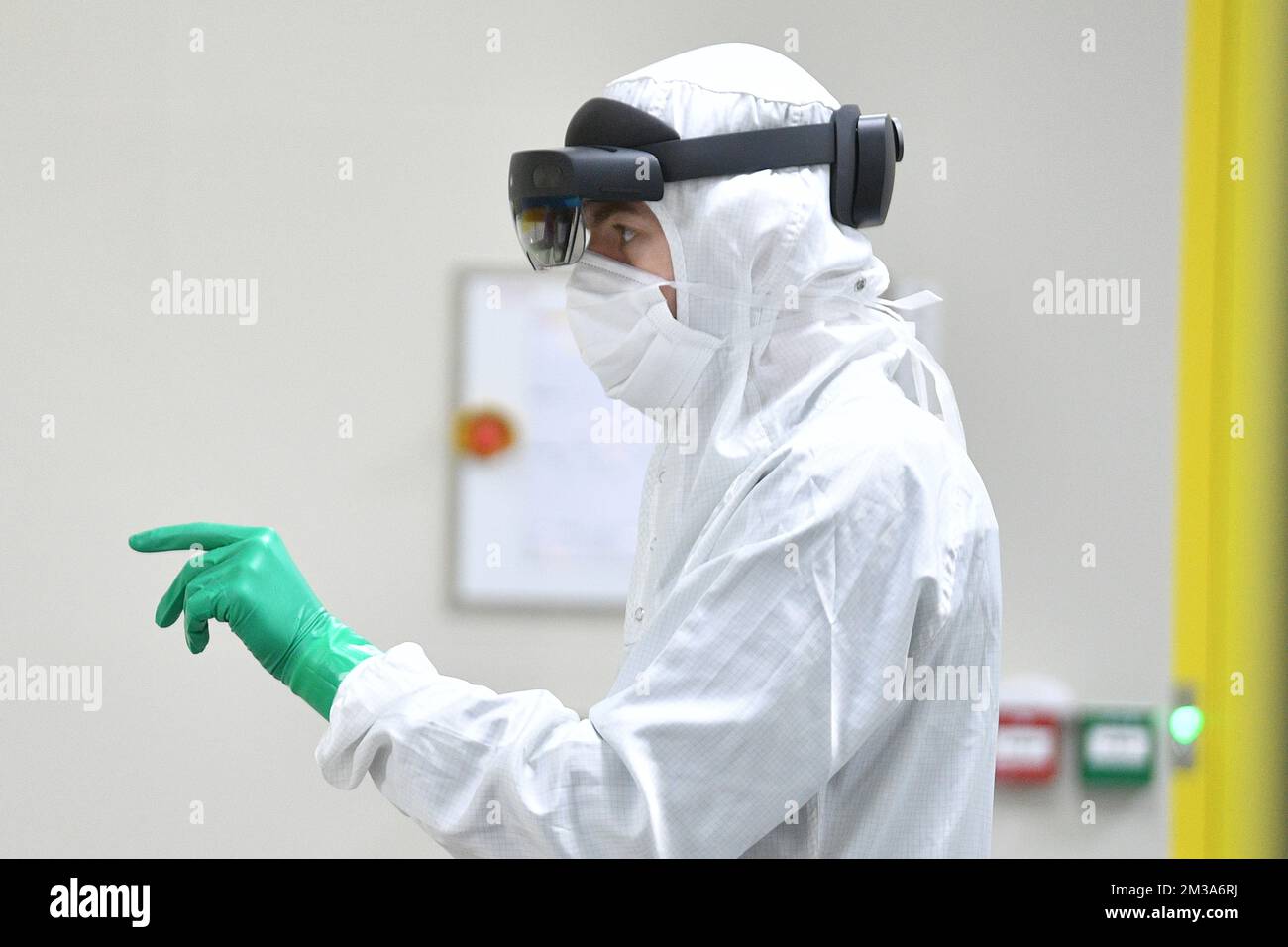 Immagine ripresa durante la presentazione dei risultati della licenza unica e "lavorare in Belgio", presso la sede di produzione della Takeda Pharmaceutical Company, a Lessines, lunedì 23 maggio 2022. Un anno fa, il Segretario di Stato Mahdi ha lanciato l'esclusivo banco digitale "lavorare in Belgio", uno sportello unico che combina la domanda di permesso di soggiorno e permesso di lavoro, per facilitare l'attrazione di talenti stranieri da parte delle aziende del Belgio. Il saldo dopo un anno è chiaro, con molte migliaia di domande da parte di aziende nelle Fiandre, Vallonia e Bruxelles, questa controproposta unica Foto Stock