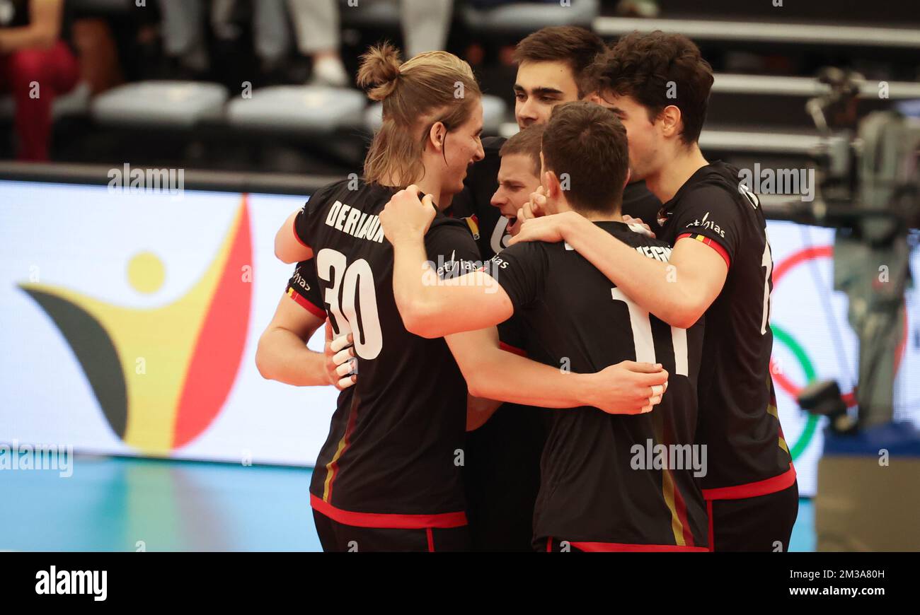 I giocatori belgi hanno mostrato durante una partita di pallavolo tra la nazionale belga di pallavolo maschile, i Red Dragons, e la nazionale lettone di pallavolo maschile, la prima partita (di sic) nel Pool C della Lega degli uomini della Lega d'Oro europea, a Erembodegem, mercoledì 25 maggio 2022. BELGA PHOTO VIRGINIE LEFOUR Foto Stock