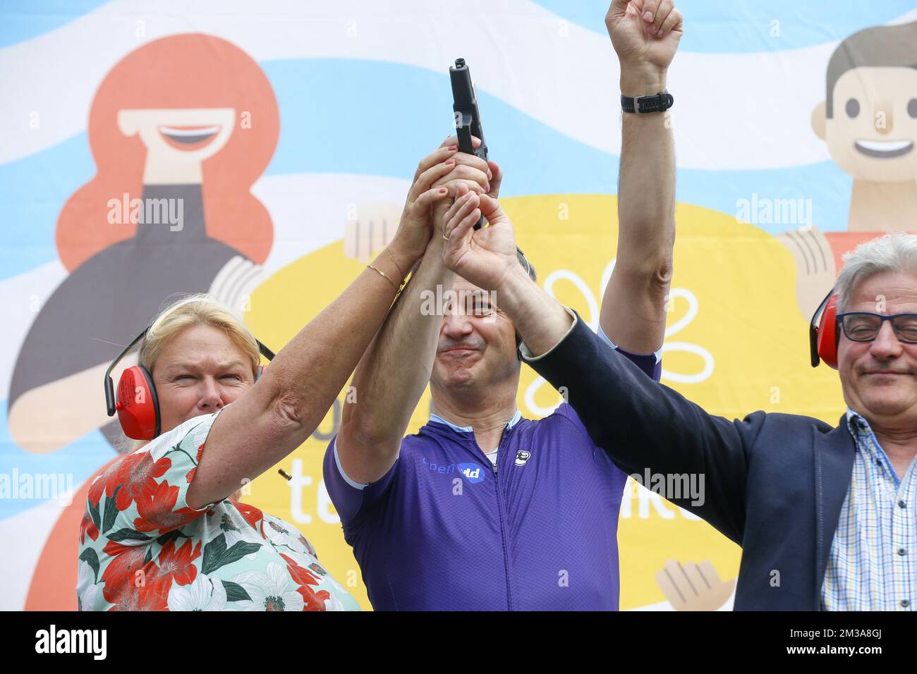 Il primo ministro Alexander De Croo, Elsie De Greef e l'alderman di Beersel Jos Savenberg danno insieme il 'colpo di tarto' (startschot), durante la 11th° edizione della 1000 km di ciclismo per la manifestazione 'Kom op tegen Kanker', sabato 28 maggio 2022, a Huizingen. Migliaia di soulmates stanno pedalando l'intero fine settimana dell'Ascensione a favore della lotta contro il cancro. Ogni mattina i partecipanti vanno da Mechelen (tra le 07:00:30 e le 08:00) a una città pomeridiana (Boom, Sint-Truiden, Huizingen e Aalter), e nel pomeriggio tornano a Mechelen. FOTO DI BELGA NICOLAS MAETERLINCK Foto Stock