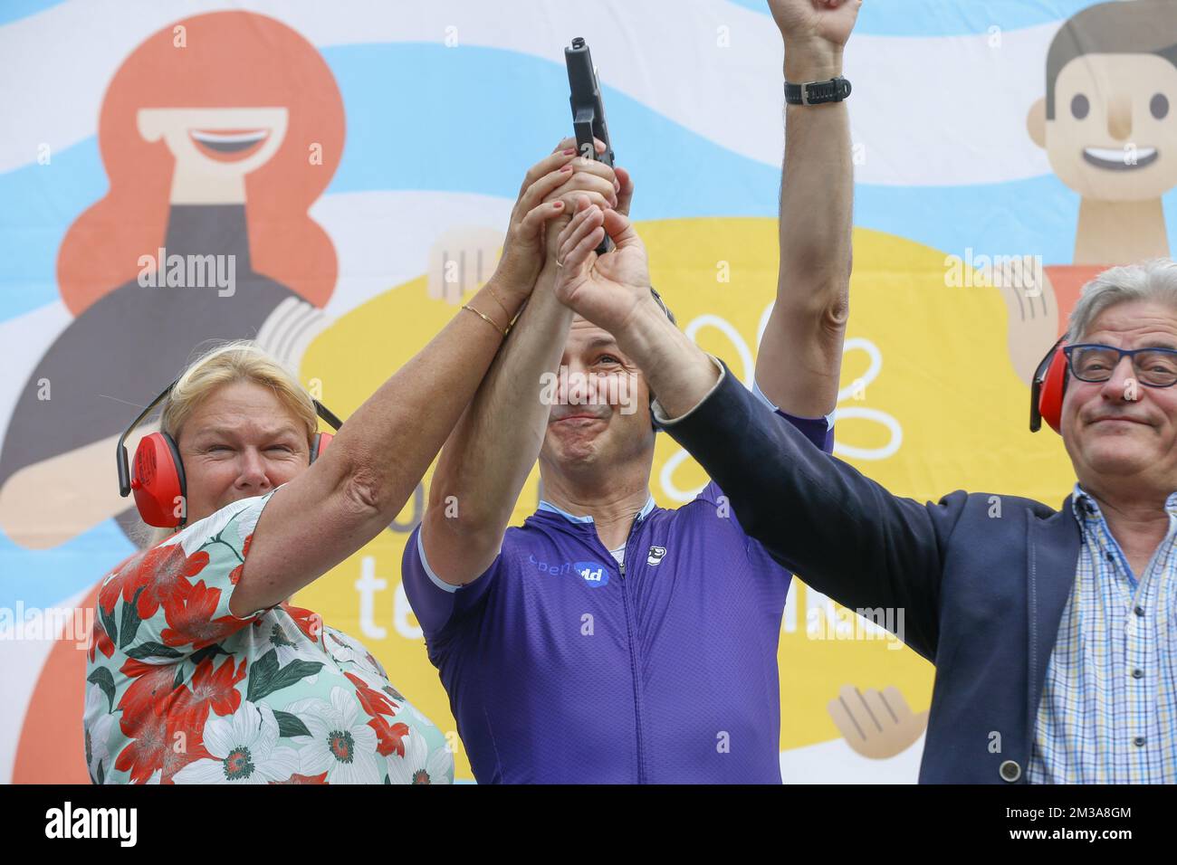 Il primo ministro Alexander De Croo, Elsie De Greef e l'alderman di Beersel Jos Savenberg danno insieme il 'colpo di tarto' (startschot), durante la 11th° edizione della 1000 km di ciclismo per la manifestazione 'Kom op tegen Kanker', sabato 28 maggio 2022, a Huizingen. Migliaia di soulmates stanno pedalando l'intero fine settimana dell'Ascensione a favore della lotta contro il cancro. Ogni mattina i partecipanti vanno da Mechelen (tra le 07:00:30 e le 08:00) a una città pomeridiana (Boom, Sint-Truiden, Huizingen e Aalter), e nel pomeriggio tornano a Mechelen. FOTO DI BELGA NICOLAS MAETERLINCK Foto Stock