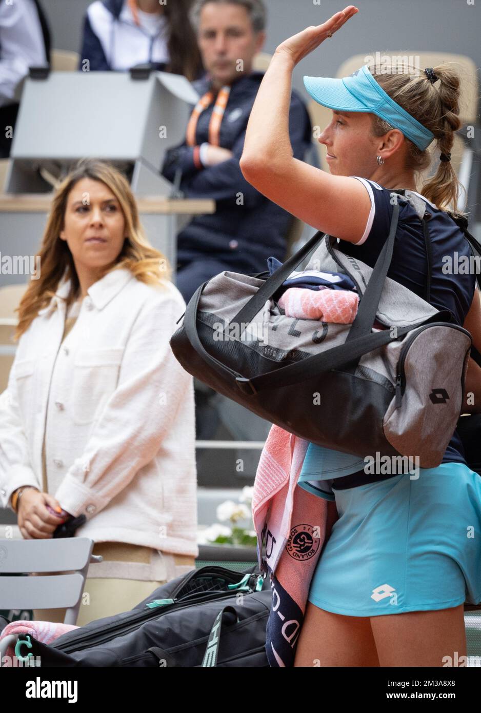 Il belga Elise Mertens è seguito dal francese Marion Bartoli mentre ringrazia i tifosi dopo aver perso una partita di tennis tra il belga Mertens e l'americano Gauff, nel quarto turno femminile al torneo di tennis francese Roland Garros Open, a Parigi, in Francia, domenica 29 maggio 2022. Il torneo di quest'anno si svolge dal 22 maggio al 5 giugno. BELGA FOTO BENOIT DOPPAGNE Foto Stock