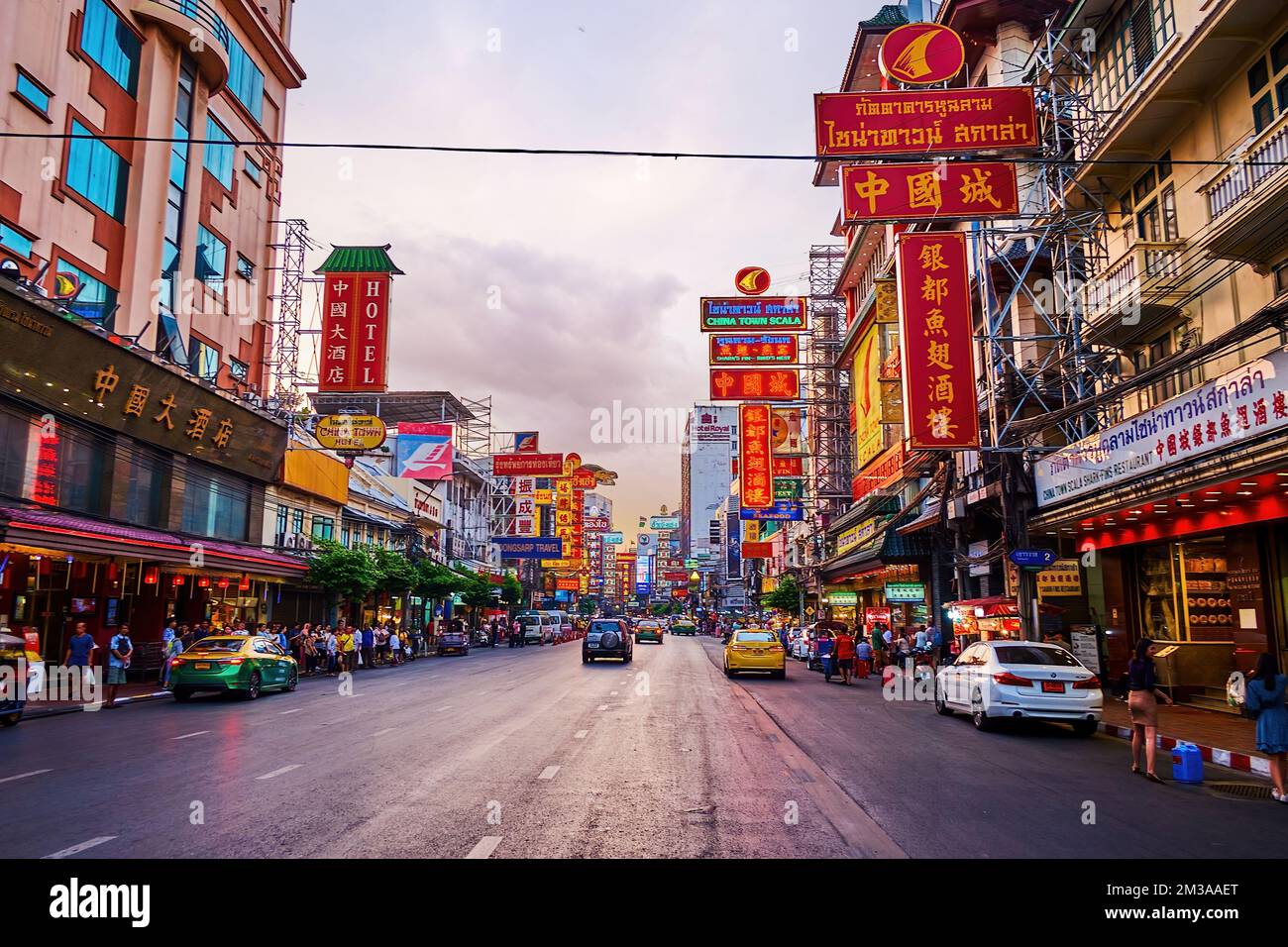 BANGKOK, THAILANDIA - 23 APRILE 2019: Vita notturna a Chinatown, il 23 aprile a Bangkok, Thailandia Foto Stock