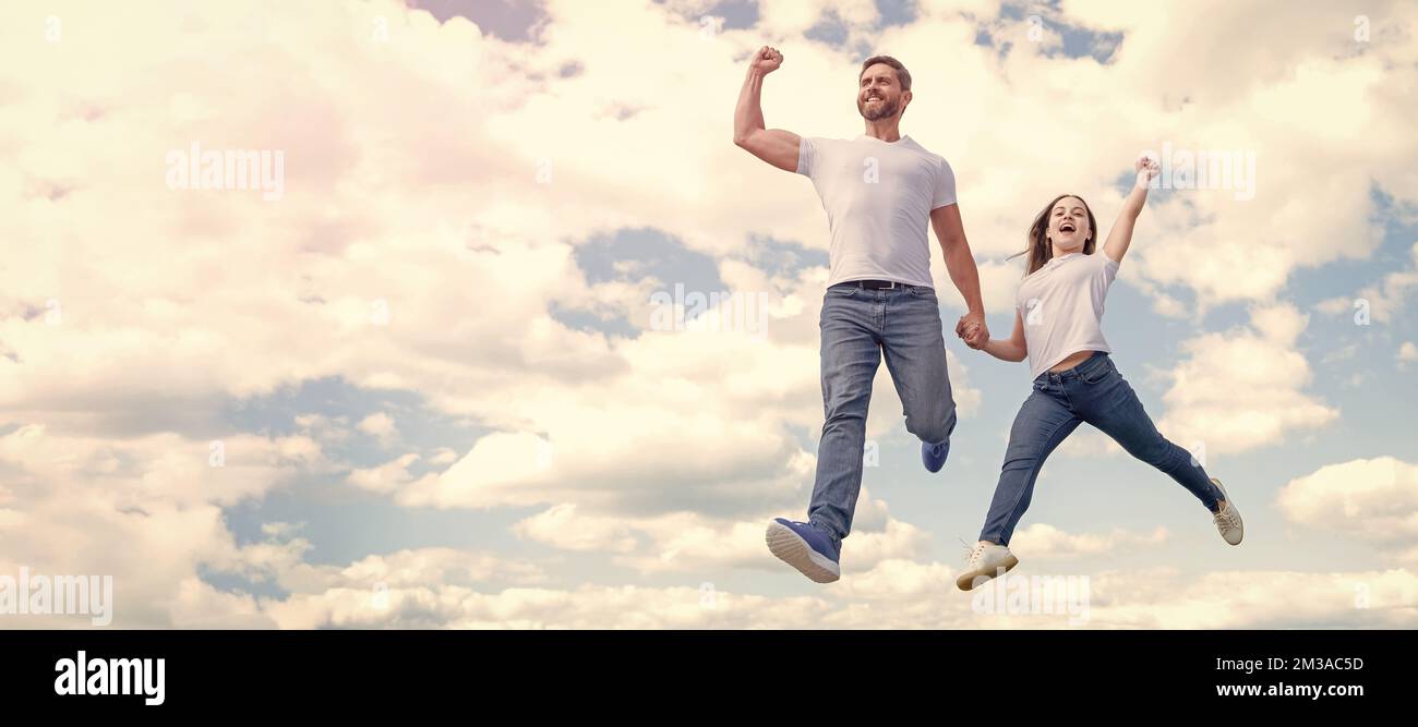 Padre e figlia saltano sul cielo, bandiera con spazio copia. Felice padre e figlia saltano nel cielo. Felicità Foto Stock