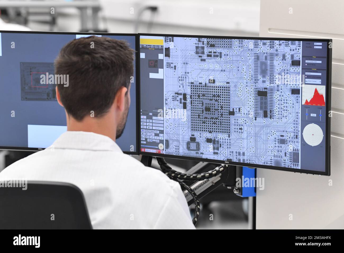 L'illustrazione mostra l'inaugurazione della nuova linea di produzione di schede elettroniche del Gruppo Herstal, a Herstal, venerdì 17 giugno 2022. L'inizio di questa nuova attività segna l'ingresso strategico del Gruppo Herstal nel mercato dei semiconduttori del futuro. Un passo avanti decisivo per il Belgio e la Vallonia, in un momento in cui la Commissione europea investe massicciamente per promuovere la sicurezza dell'approvvigionamento in Europa. Herstal Group è la società madre di piccole imprese di produzione di marchi FN Herstal, U.S. Repeating Arms Company (Winchester) e Browning Arms Company. BELGA FOTO JOHN THYS Foto Stock