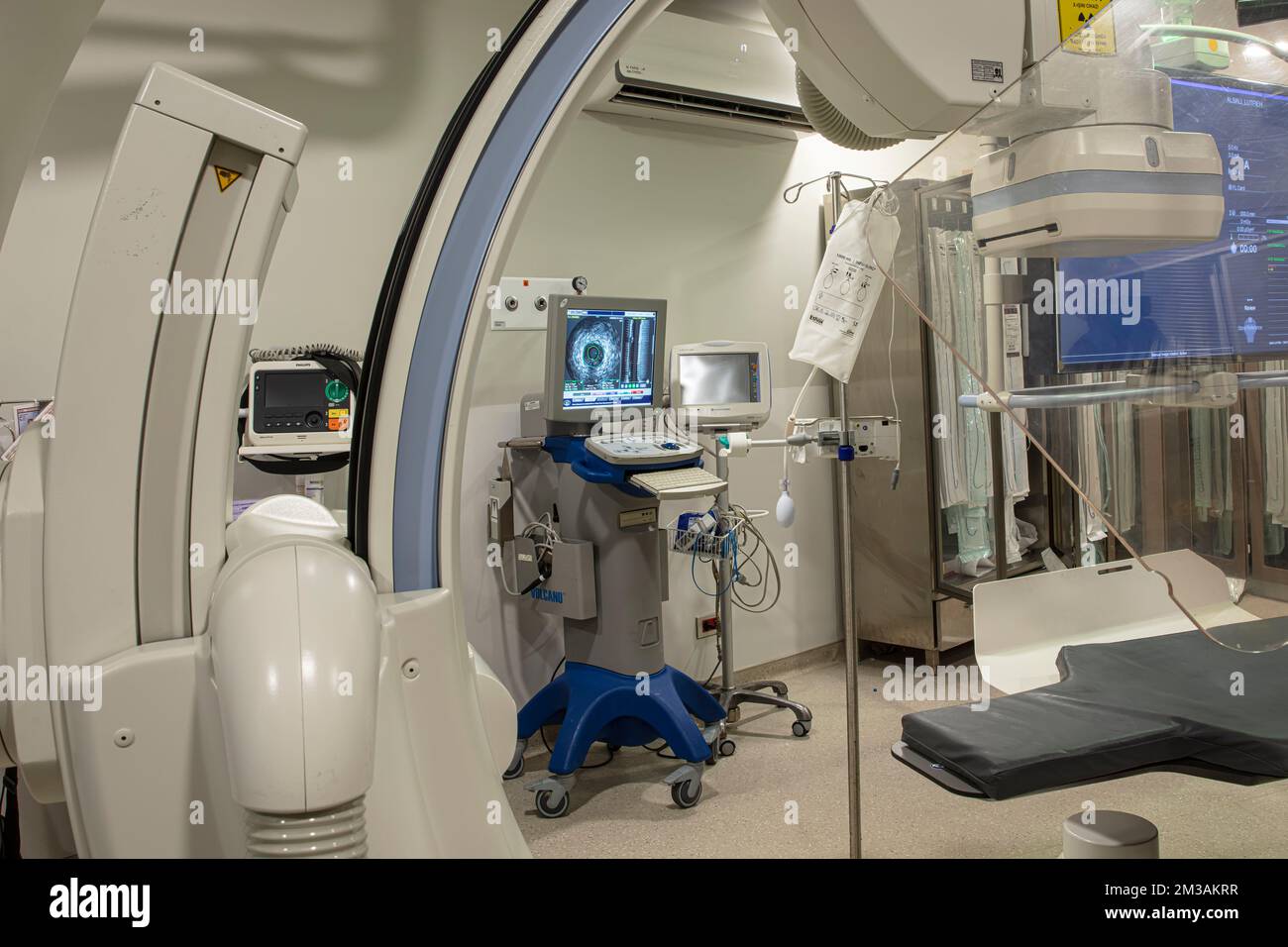 Istanbul, Turchia - 20 settembre 2022; sala operatoria del cuore. Chirurgia cardiaca complessa, chirurgia cardiovascolare, medicina moderna. Monitor a raggi X. Foto Stock