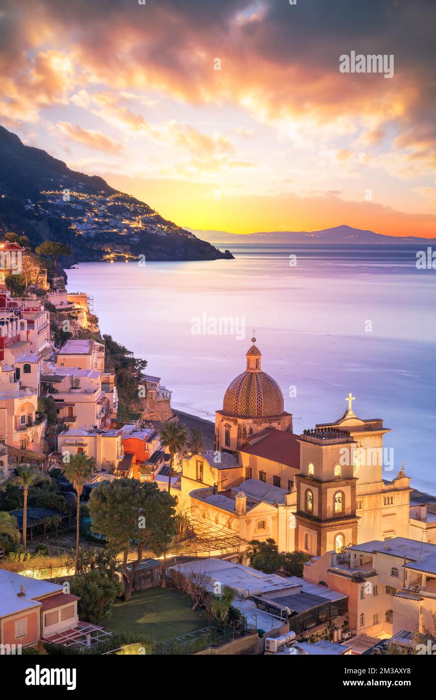 Positano, Italia lungo la Costiera Amalfitana al crepuscolo. Foto Stock
