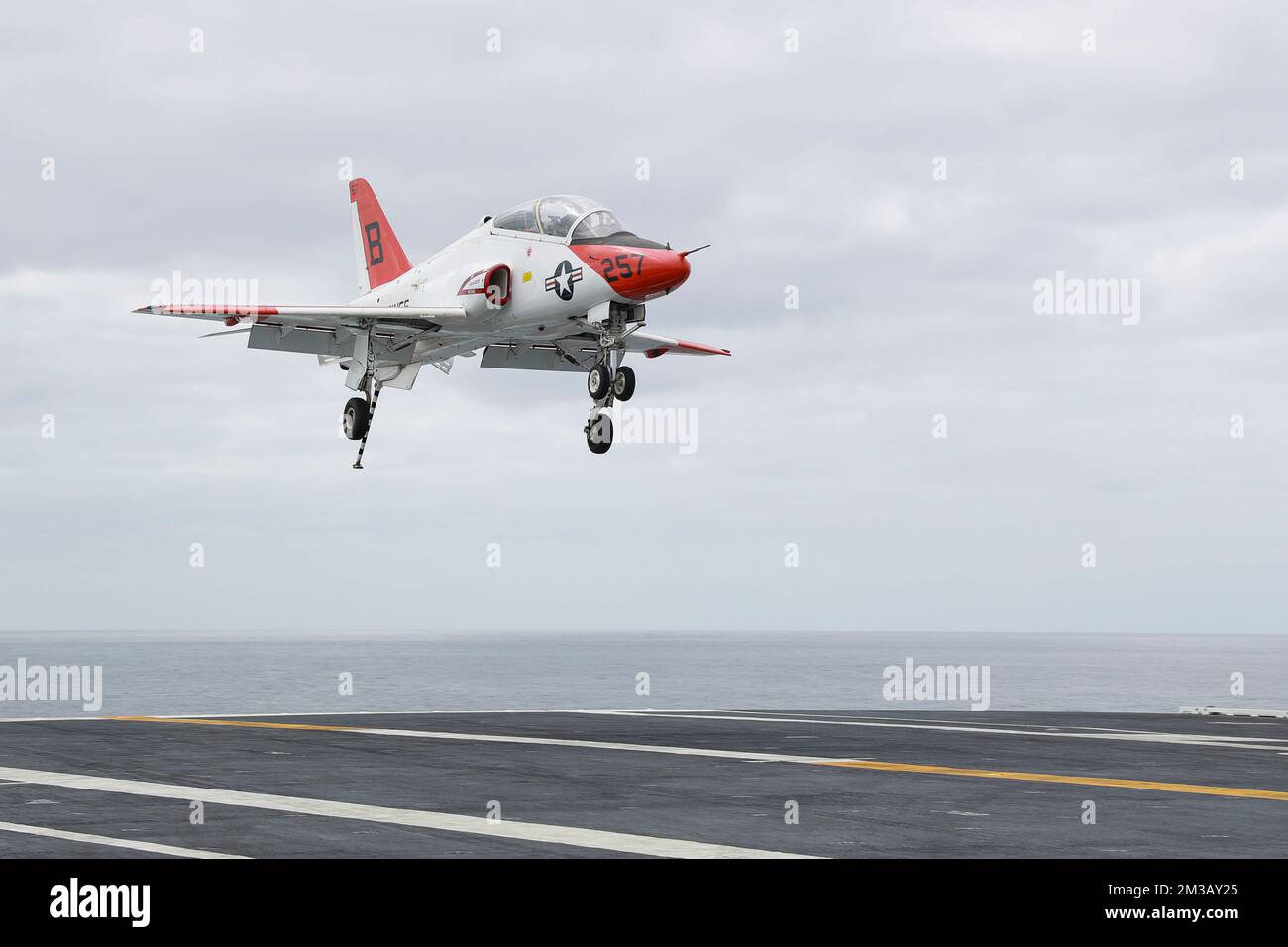 OCEANO PACIFICO (1 ottobre 2022) Un jet da addestramento T-45C Goshawk, assegnato alle “aquile d’oro” di Advanced Jet Training Squadron (VT) 22, si prepara a fare un atterraggio arrestato sul ponte di volo della portaerei di classe Nimitz USS Abraham Lincoln (CVN 72). Abraham Lincoln sta conducendo le operazioni di routine nella flotta degli Stati Uniti 3rd. (STATI UNITI Foto Navy di Mass Communication Specialist 3rd Classe Madison Cassidy) Foto Stock OCEANO PACIFICO (1 ottobre 2022) Un jet da addestramento T-45C Goshawk, assegnato alle “aquile d’oro” di Advanced Jet Training Squadron (VT) 22, si prepara a fare un atterraggio arrestato sul ponte di volo della portaerei di classe Nimitz USS Abraham Lincoln (CVN 72). Abraham Lincoln sta conducendo le operazioni di routine nella flotta degli Stati Uniti 3rd. (STATI UNITI Foto Navy di Mass Communication Specialist 3rd Classe Madison Cassidy) Foto Stock