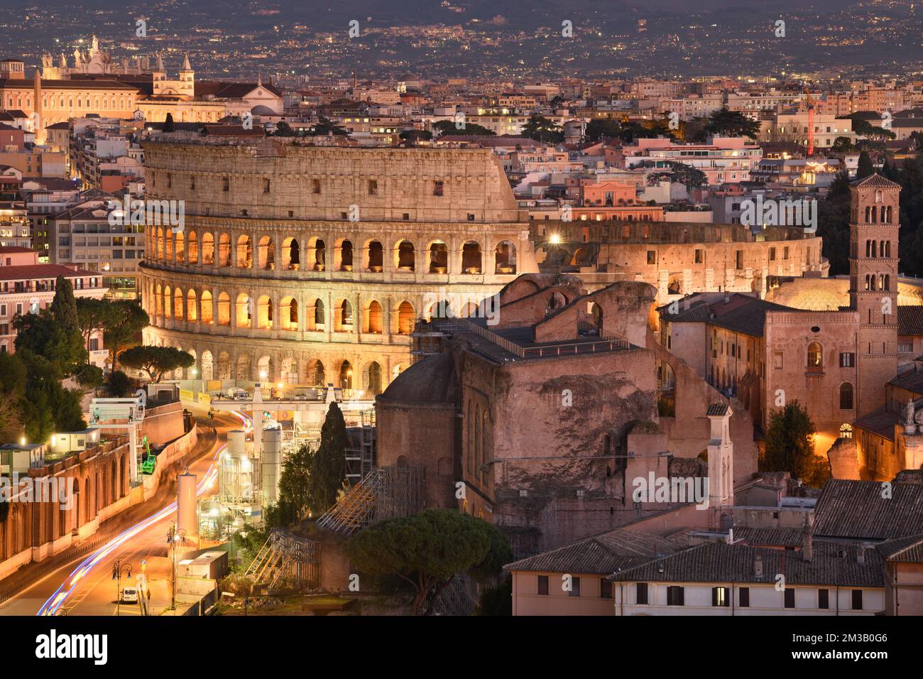 Roma, Italia vista verso il Colosseo con aree archeologiche al tramonto. Foto Stock