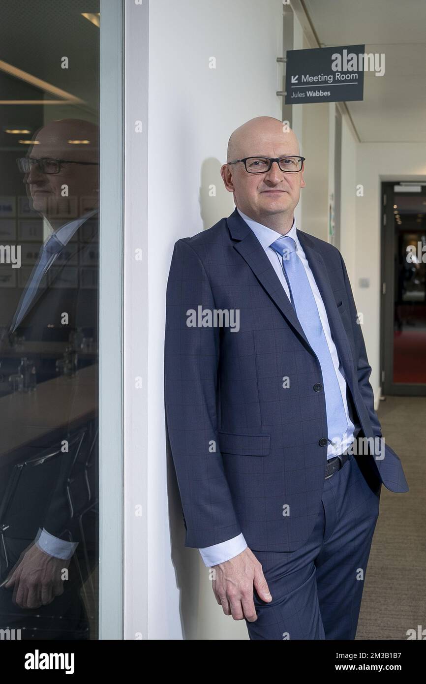 FEB-VBO Chief Economist Edward Roosens pone per il fotografo dopo la conferenza stampa 'Focus Conjoncture/Focus Conjunctuur' della VBO-FEB (Federazione delle imprese in Belgio - Verbond van Belgische Ondernemingen - Federation des Entreprises de Belgique) a Bruxelles, mercoledì 06 luglio 2022. Due volte all'anno, la VBO-FEB effettua indagini sulle sue federazioni settoriali per misurare la "temperatura economica". BELGA FOTO KATIM KAGHAT Foto Stock