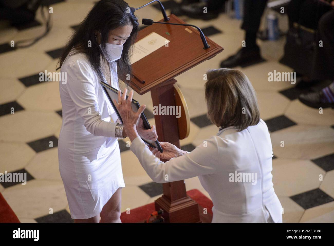 Washington, Stati Uniti. 14th Dec, 2022. Direttore esecutivo e co-fondatore dei lobbisti Elena Hung mani Speaker of the House Nancy Pelosi, D-CA, un disegno fatto da sua figlia, Xiomara, durante la sua cerimonia di presentazione ritratto nella Statuario Hall negli Stati Uniti Campidoglio a Washington, DC Mercoledì, 14 dicembre 2022. Pelosi è il primo altoparlante femminile della casa. Foto di Bonnie Cash/UPI Credit: UPI/Alamy Live News Foto Stock