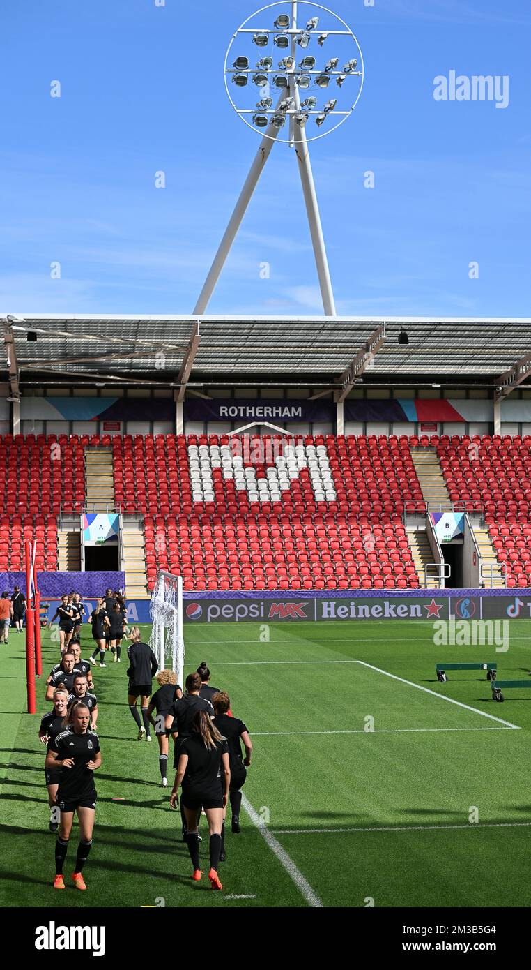 L'immagine mostra una sessione di allenamento della squadra nazionale belga di calcio femminile The Red Flames, mercoledì 13 luglio 2022 a Rotherham, Inghilterra, in vista della seconda partita di gruppo nel gruppo D del torneo femminile Euro 2022. Il Campionato europeo di calcio femminile UEFA 2022 si svolgerà dal 6 al 31 luglio. BELGA FOTO DAVID CATRY Foto Stock