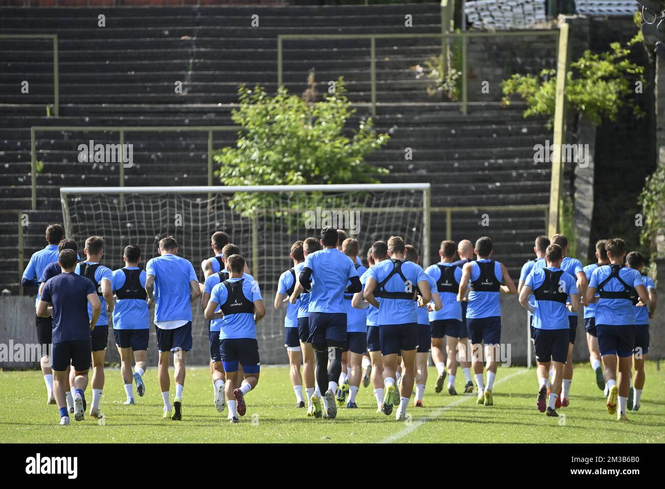 I giocatori di Dynamo Kyiv sono raffigurati durante una sessione di allenamento del club calcistico ucraino FC Dynamo Kyiv, giovedì 14 luglio 2022 al Petit Heyzel/ Kleine Heizel, a Bruxelles. La città di Bruxelles mette a disposizione della squadra di calcio lo stadio Kleine Heysel, in modo che possa allenarsi prima di giocare la loro amichevole partita contro Anversa venerdì 15 luglio. Si trovano a Bruxelles come parte del loro tour internazionale "Stop the War - Pregate for Peace". BELGA FOTO DIRK WAEM Foto Stock