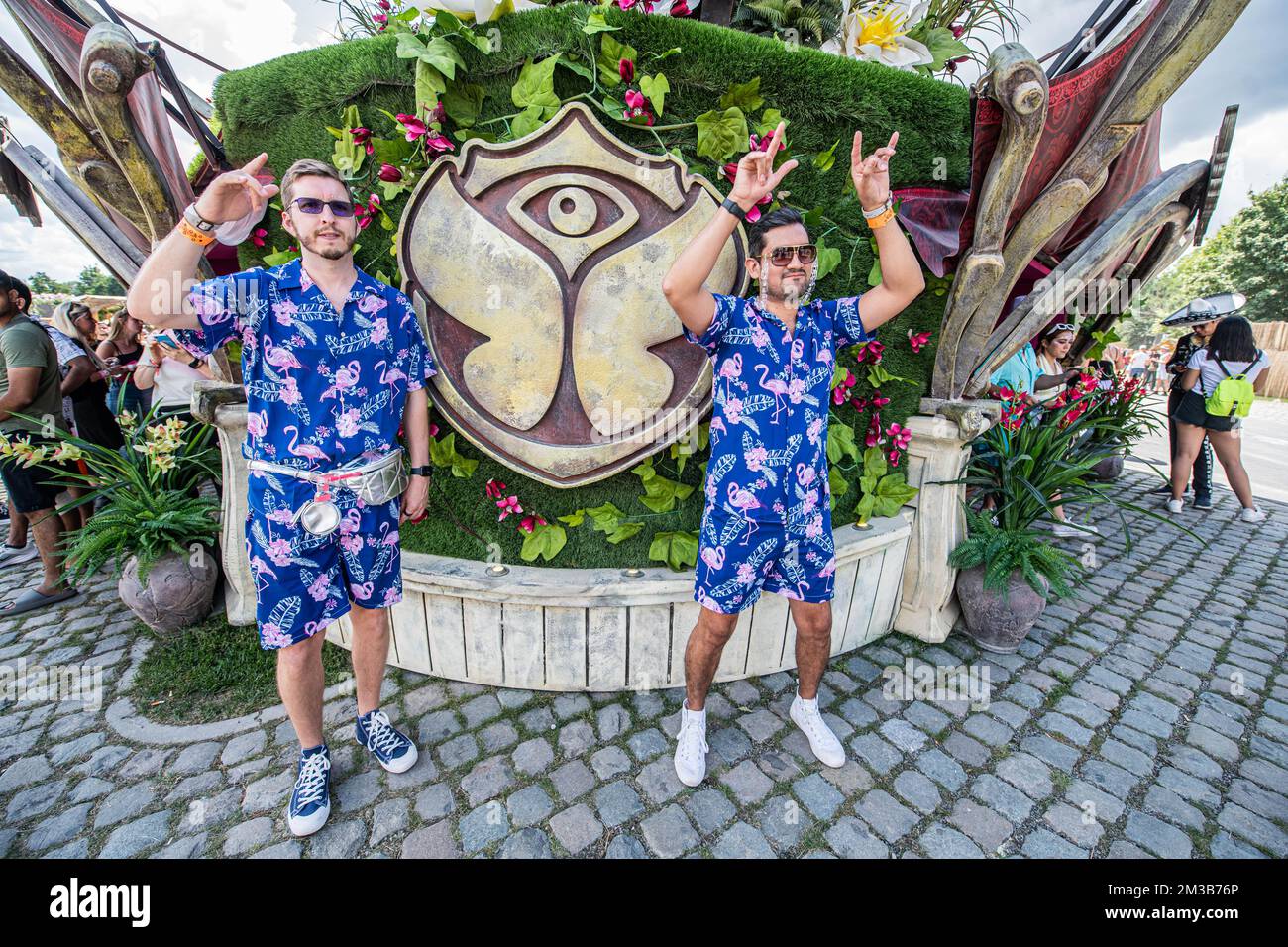 Gli amanti del festival vestiti in modo identico posa per il fotografo durante il primo giorno del festival di musica elettronica Tomorrowland, venerdì 15 luglio 2022, a Boom. L'edizione 16th del festival si svolge nei tre fine settimana del terreno "De Schorre" di Boom, dal 15 al 17 luglio, dal 22 al 24 luglio 2022 e dal 29 al 31 luglio. Il festival ha dovuto essere rinviato per due anni nella pandemia del virus corona in corso. FOTO DI BELGA JONAS ROOSENS Foto Stock