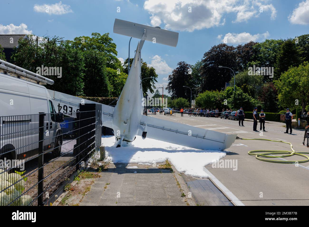 L'illustrazione mostra la scena a Brugge dove un velivolo sportivo si è schiantato venerdì 15 luglio 2022. Secondo le prime informazioni il pilota è riuscito ad utilizzare il paracadute e a fuggire in sicurezza. BELGA FOTO KURT DESPLENTER Foto Stock