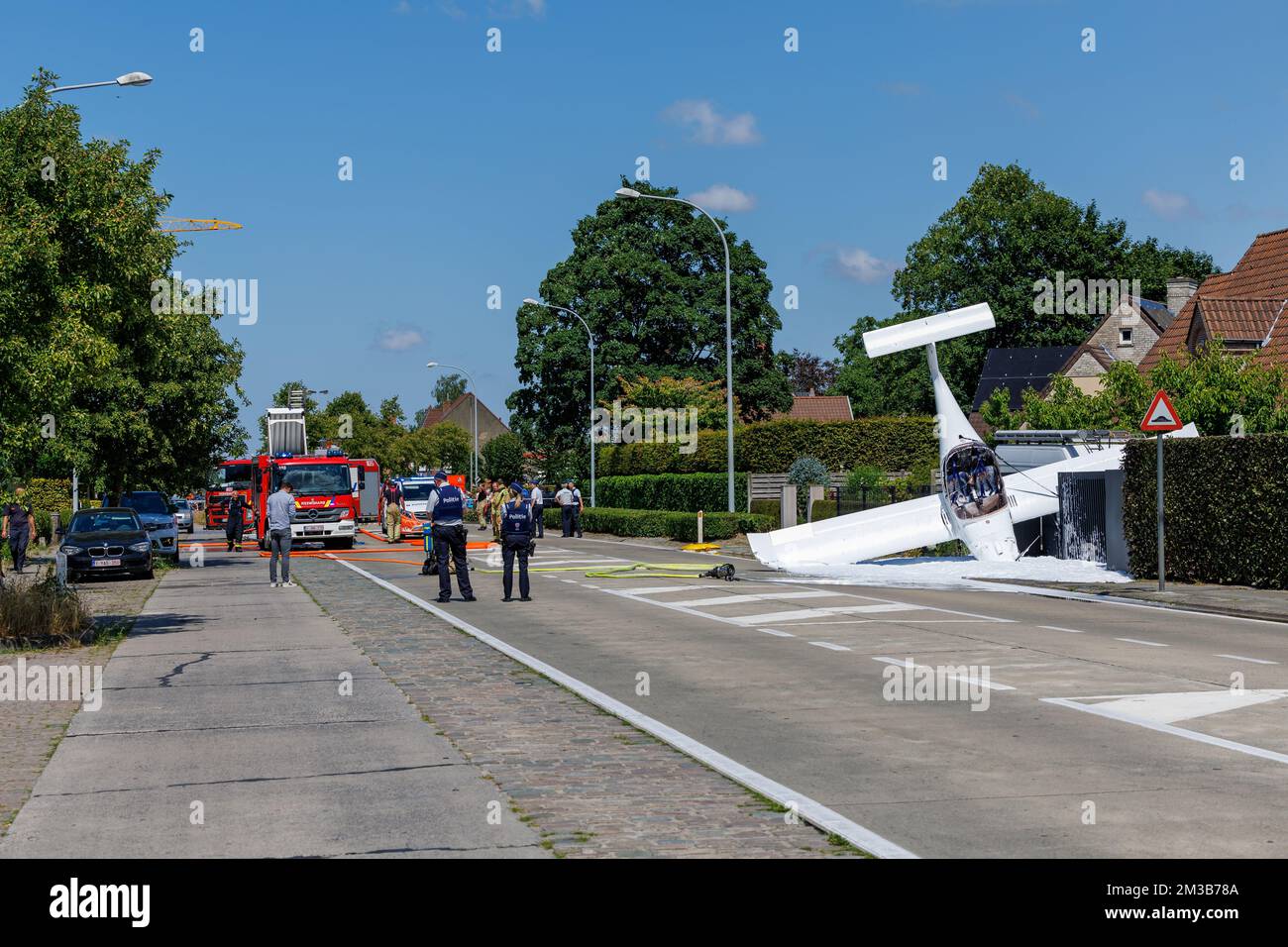 L'illustrazione mostra la scena a Brugge dove un velivolo sportivo si è schiantato venerdì 15 luglio 2022. Secondo le prime informazioni il pilota è riuscito ad utilizzare il paracadute e a fuggire in sicurezza. BELGA FOTO KURT DESPLENTER Foto Stock