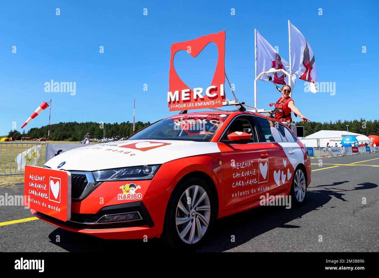 L'illustrazione raffigura una vettura in promozione in rosso con un cuore di mecenat chirurgie cardiaque prima della quattordicesima tappa della gara ciclistica Tour de France, da Saint-Etienne a Mende (195 km), Francia, sabato 16 luglio 2022. Il Tour de France di quest'anno si svolge dal 01 al 24 luglio 2022. BELGA FOTO DAVID PINTENS - UK OUT Foto Stock