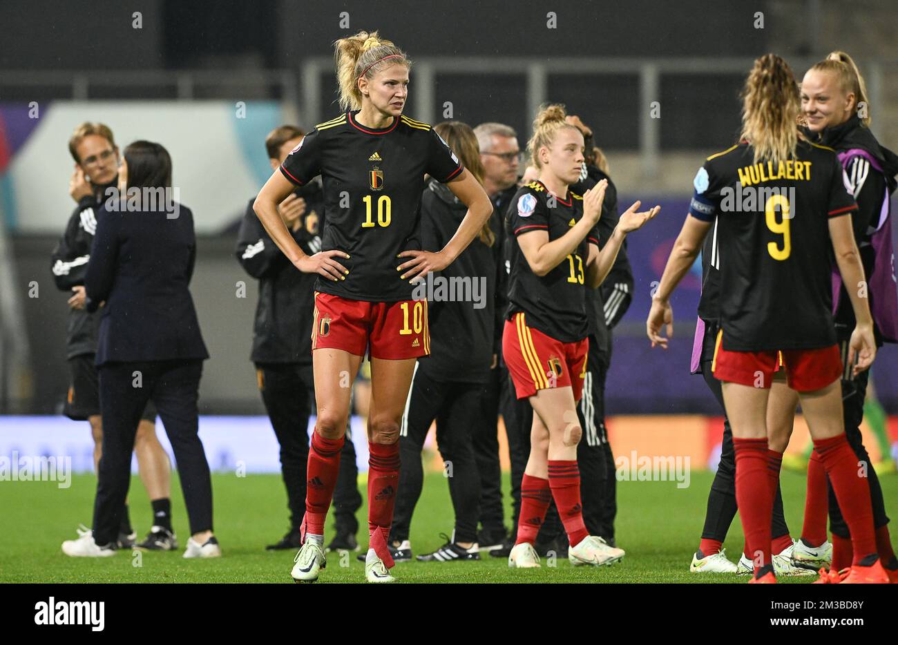 Justine Vanhaevermaet in Belgio sembra sconsolato dopo aver perso una partita tra la nazionale belga di calcio femminile The Red Flames e la Svezia, a Leigh, Inghilterra venerdì 22 luglio 2022, nelle finali trimestrali del torneo femminile Euro 2022. Dal 6 al 31 luglio si svolgerà il Campionato europeo di calcio femminile 2022 dell'UEFA. FOTO DI BELGA DAVID CATRY Foto Stock