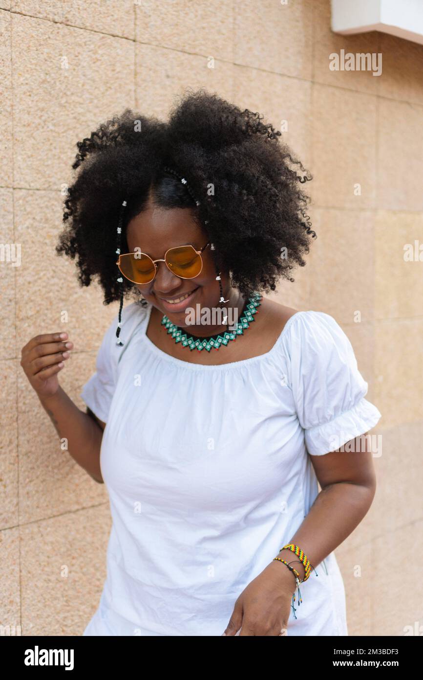 Latina donna con capelli afro, ridendo nel parco Foto Stock