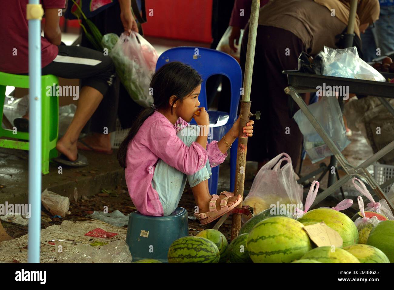 Una giovane ragazza indigena Bajau al mercato domenicale (tamu) a Kota Belud, Sabah, Borneo, Malesia. Foto Stock