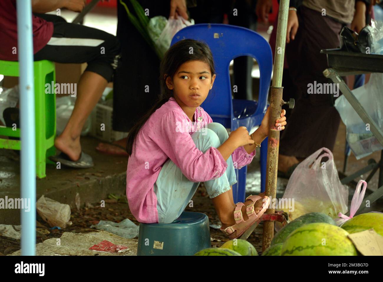 Una giovane ragazza indigena Bajau al mercato domenicale (tamu) a Kota Belud, Sabah, Borneo, Malesia. Foto Stock