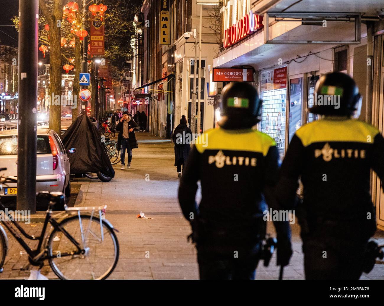 ROTTERDAM - i giovani vengono mandati via dalla Kruisplein dalla polizia antisommossa dopo la partita di semifinale persa tra Marocco e Francia alla Coppa del mondo di calcio in Qatar. ANP JEFFREY GROENEWEG olanda fuori - belgio fuori Foto Stock