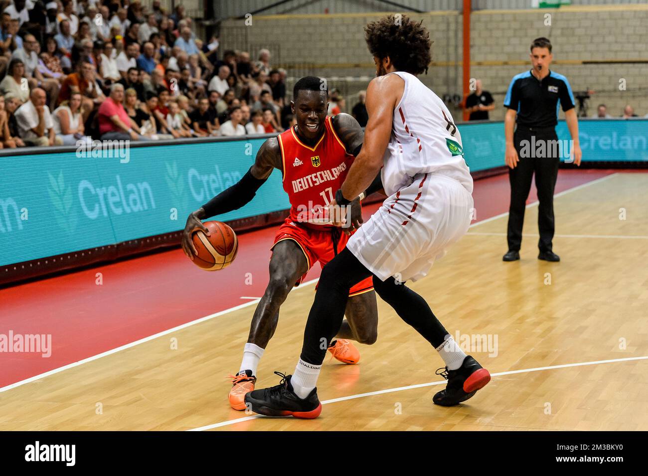 Dennis Schroder in Germania (17) e Jean-Marc Mwema in Belgio (8) hanno rappresentato in azione durante una partita di basket amichevole in vista dei campionati europei tra la nazionale belga "i leoni belgi" e la Germania, mercoledì 10 agosto 2022, a Hasselt. BELGA FOTO JILL DELSAUX Foto Stock