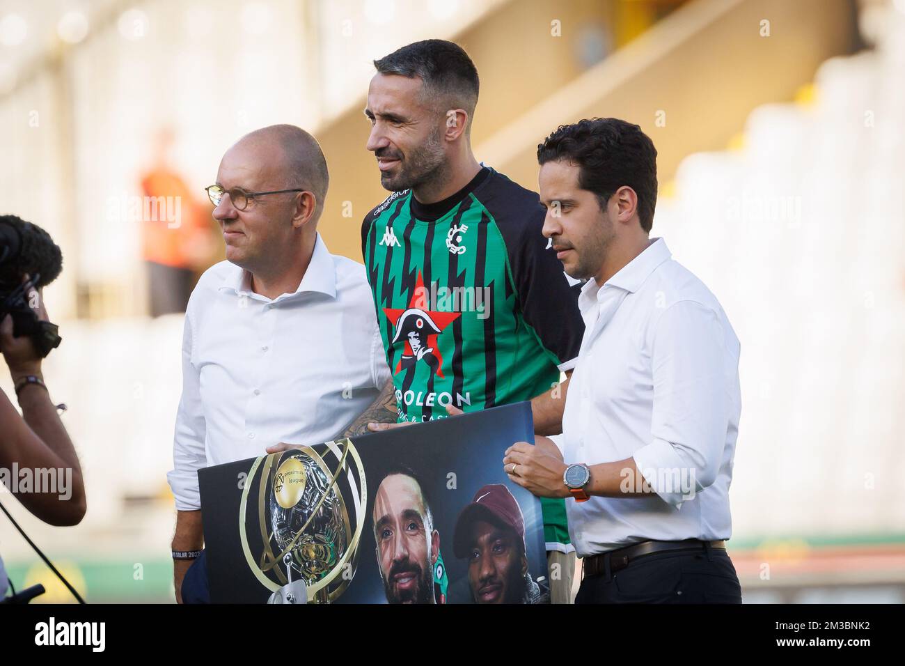 Il presidente di Cercle Vincent Goemaere, il calciatore francese Jérémy Taravel, il direttore tecnico di Cercle Carlos Avina Ibarolla e s pictured at the start of a soccer match between Cercle Brugge and KV Mechelen, sabato 13 agosto 2022 a Brugge, Il giorno 4 della 2022-2023 'Jupiler Pro League' prima divisione del campionato belga. BELGA FOTO KURT DESPLENTER Foto Stock