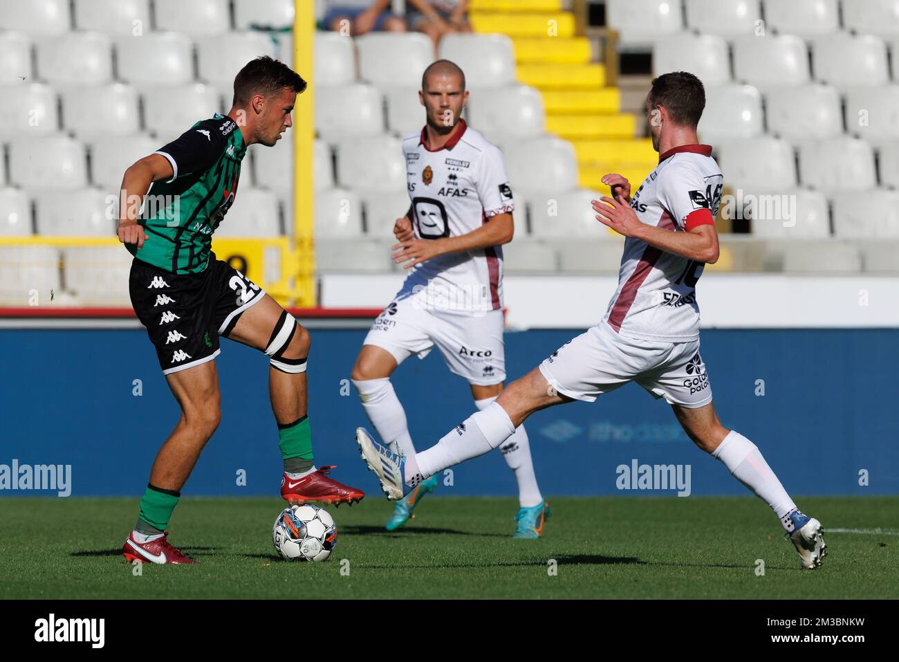 Olivier Deman di Cercle e Rob Schoofs di Mechelen combattono per la palla durante una partita di calcio tra Cercle Brugge e KV Mechelen, sabato 13 agosto 2022 a Brugge, il 4° giorno della 2022-2023° divisione del campionato belga della 'Jupiler Pro League'. BELGA FOTO KURT DESPLENTER Foto Stock