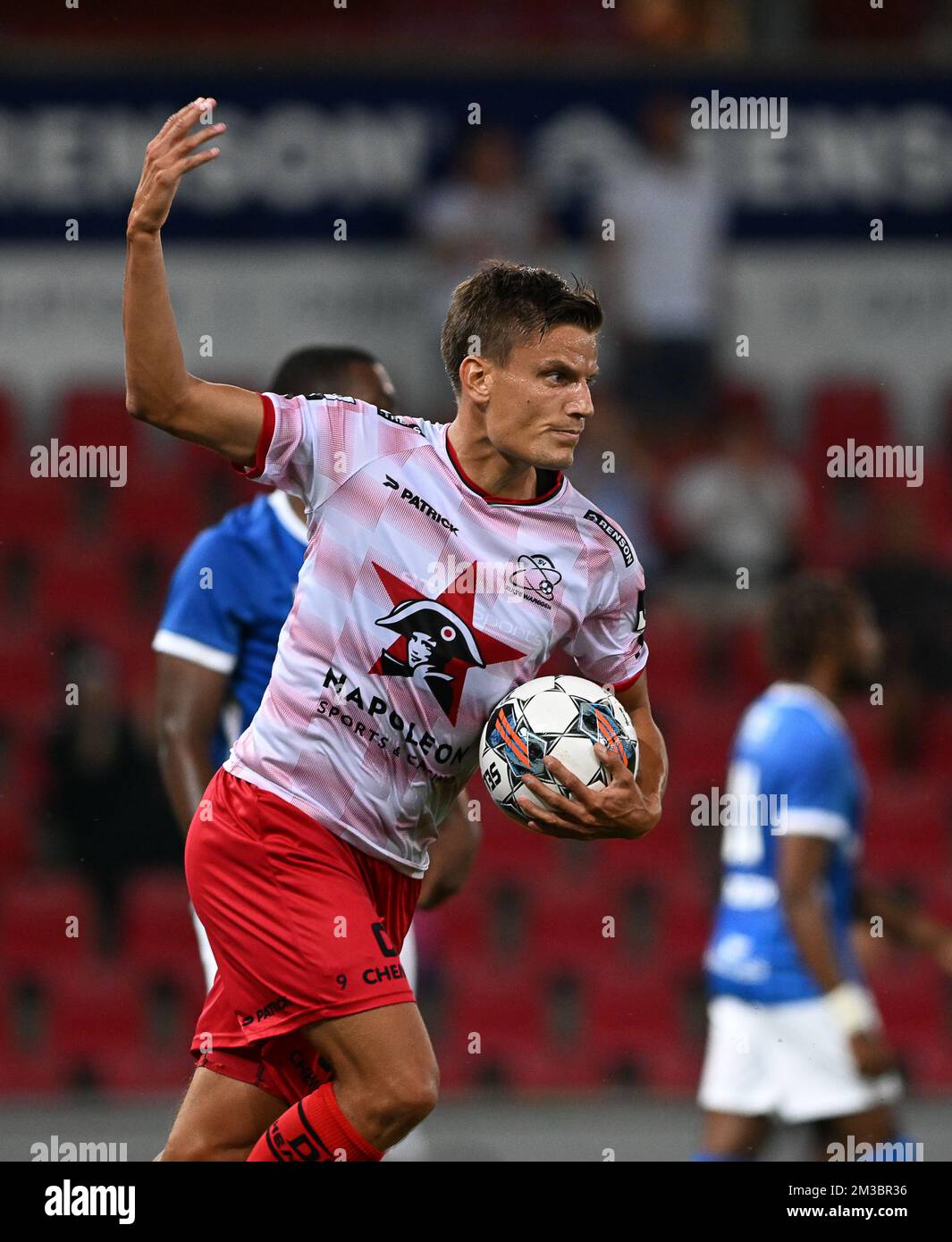 Jelle Vossen di Essevee festeggia dopo aver segnato durante una partita di calcio tra SV Zulte-Waregem e KRC Genk, domenica 14 agosto 2022 a Waregem, il giorno 4 della prima divisione del campionato belga della 'Jupiler Pro League' del 2022-2023. FOTO DI BELGA DAVID CATRY Foto Stock