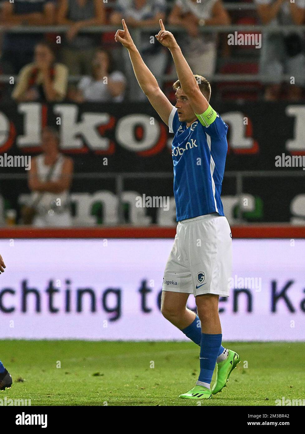 Bryan Heynen di Genk festeggia dopo aver segnato durante una partita di calcio tra SV Zulte-Waregem e KRC Genk, domenica 14 agosto 2022 a Waregem, il giorno 4 della prima divisione del campionato belga della 'Jupiler Pro League' del 2022-2023. FOTO DI BELGA DAVID CATRY Foto Stock