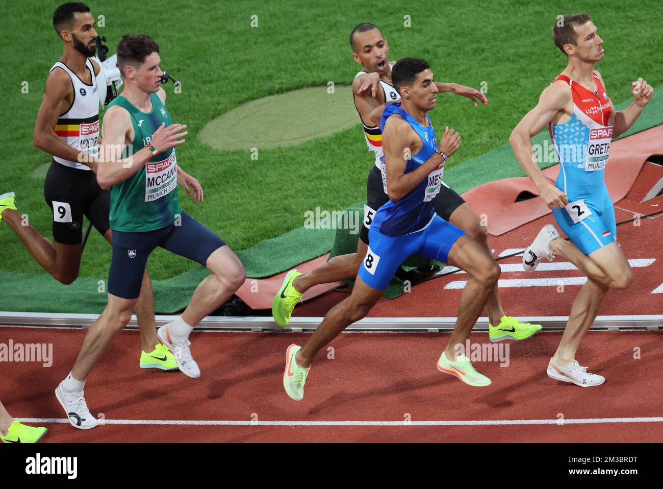 Il belga Tarik Moukrime, il belga Ismael Debjani e l'italiano Ossama Meslek hanno raffigurato alle manche della gara maschile del 1500m, il primo giorno dei Campionati europei di Atletica, a Monaco 2022, Germania, lunedì 15 agosto 2022. La seconda edizione dei Campionati europei si svolge dal 11 al 22 agosto e prevede nove sport. BELGA FOTO BENOIT DOPPAGNE Foto Stock