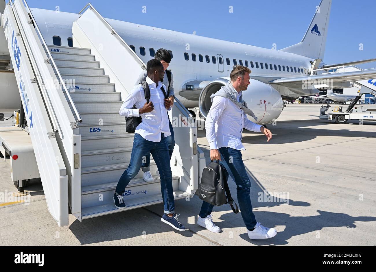 Gent's Hyunseok Hong e Gent's Laurent Depoitre hanno mostrato le foto durante l'arrivo della squadra di calcio belga KAA Gent, viaggiando dall'aeroporto di Oostende all'aeroporto di Larnaca verso Nicosia, Cipro, mercoledì 24 agosto 2022. Domani Gent giocherà il club cipriota Omonia Nicosia nella tappa di ritorno dei play-off per il concorso UEFA Europa League. FOTO DI BELGA DAVID CATRY Foto Stock