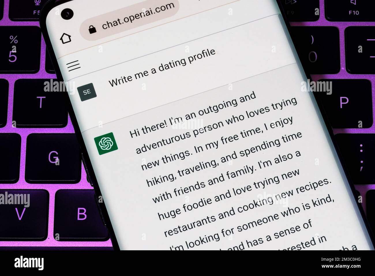 OPEN ai ChatGPT chat bot visto su smartphone posizionato sul computer portatile. Ai chatbot ha risposto alla richiesta di scrivere un profilo datante. Stafford, Regno Unito, Foto Stock