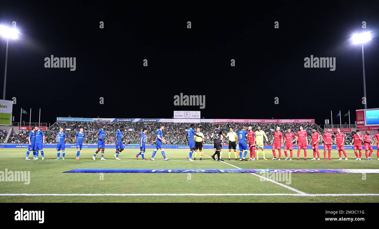 L'immagine mostra l'inizio di una partita di calcio tra Cypriot Omonia Nicosia e Belga KAA Gent a Nicosia, a Cipro giovedì 25 agosto 2022, la tappa di ritorno dei play-off per il concorso UEFA Europa League. FOTO DI BELGA DAVID CATRY Foto Stock