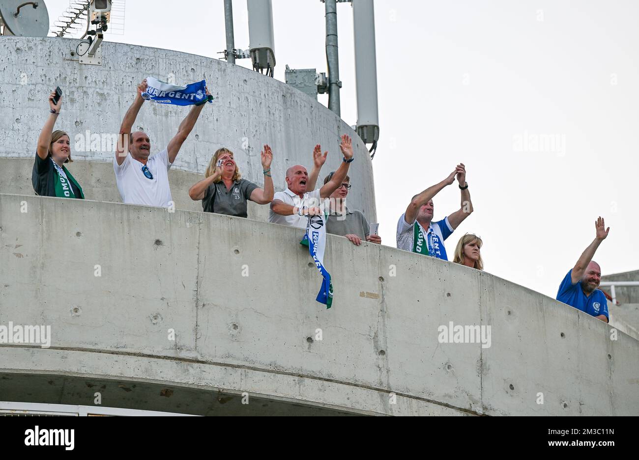 I tifosi di Gent hanno mostrato davanti a una partita di calcio tra Cypriot Omonia Nicosia e Belga KAA Gent a Nicosia, Cipro giovedì 25 agosto 2022, la tappa di ritorno dei play-off per il concorso UEFA Europa League. FOTO DI BELGA DAVID CATRY Foto Stock