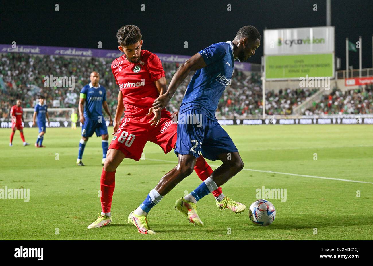 Andronikos Kakoullis di Omonia e Jordan Torunarigha di Gent combattono per la palla durante una partita di calcio tra Cypriot Omonia Nicosia e Belga KAA Gent a Nicosia, a Cipro giovedì 25 agosto 2022, la tappa di ritorno dei play-off per il concorso UEFA Europa League. FOTO DI BELGA DAVID CATRY Foto Stock