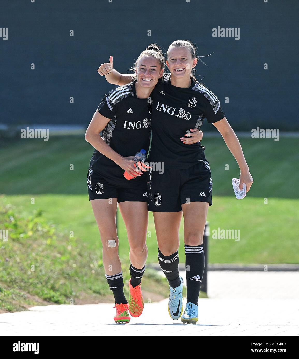 Tessa Wullaert del Belgio e Hannah Eurlings del Belgio hanno illustrato durante una sessione di allenamento della nazionale belga di calcio femminile The Red Flames, a Tubize, mercoledì 31 agosto 2022. Venerdì la squadra norvegese giocherà nelle qualifiche per i Campionati del mondo. FOTO DI BELGA DAVID CATRY Foto Stock