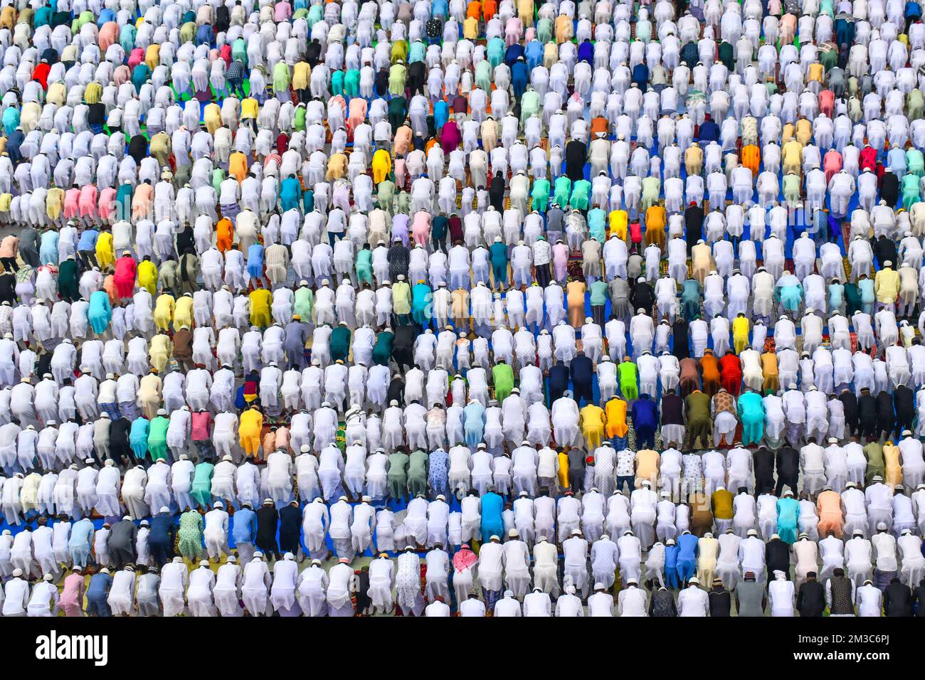 Kolkata, Bengala Occidentale, India. 3rd maggio, 2022. I musulmani offrono la preghiera di Eid al-Fitr che segna la fine del santo mese del digiuno del Ramadan, ad Howrah, alla periferia di Kolkata. (Credit Image: © Sudipta Das/Pacific Press via ZUMA Press Wire) Foto Stock