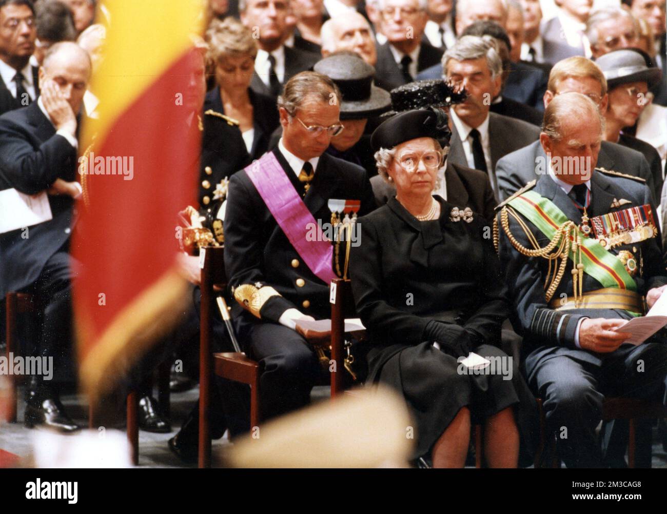 19930807 - BRUXELLES, BELGIO (FILE) : questa immagine del file datata 7 agosto 1993 riguarda la morte del re Baudouin. Il 31th luglio 1993 passò di un insuccesso cardiaco nella sua villa di Spagna. Il funerale si è verificato il 7th agosto 1993. Nella foto : la Regina Elisabetta II e suo marito Filippo Duca di Edimburgo durante la cerimonia religiosa nella Cattedrale di San Michele e di San Gudula. ARCHIVIO FOTOGRAFICO BELGA Foto Stock