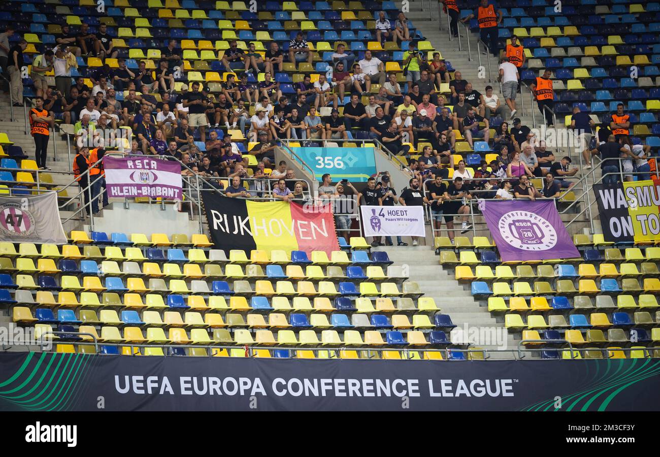 I tifosi di Anderlecht hanno illustrato durante una partita di calcio tra il rumeno Fotbal Club FCSB e il belga RSC Anderlecht, giovedì 15 settembre 2022 a Bucarest, in Romania, il secondo giorno nella fase di gruppo della UEFA Conference League. BELGA PHOTO VIRGINIE LEFOUR Foto Stock
